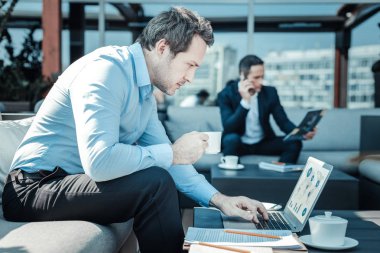 Onun aygıtı ile çalışan erkek kişi konsantre