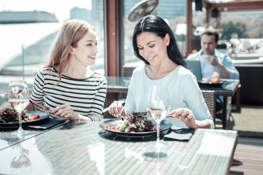 Samimi arkadaşları iş öğle yemeği