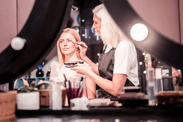 Atraktivní žena, která dělá make-up pro strany — Stock fotografie