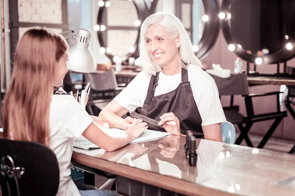 Mujer encantada positiva mirando a la niña — Foto de Stock