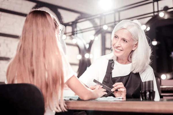 Esteticista amigável fazendo seu trabalho com prazer — Fotografia de Stock