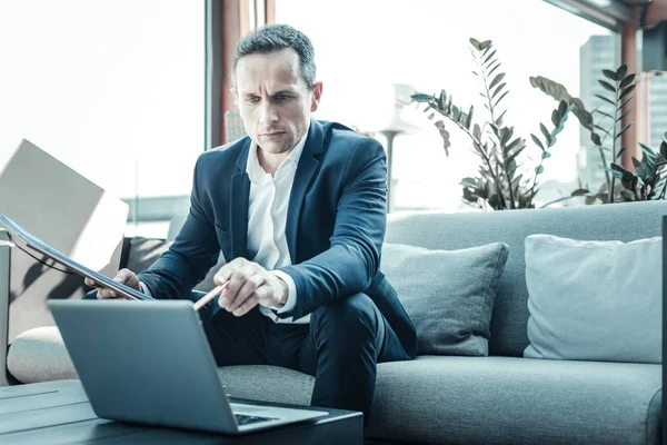 Serio morena hombre apuntando a la computadora — Foto de Stock