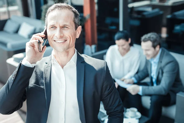 Hombre de negocios guapo teniendo una conversación agradable — Foto de Stock