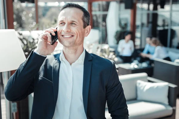 Morena atraente falando por telefone — Fotografia de Stock