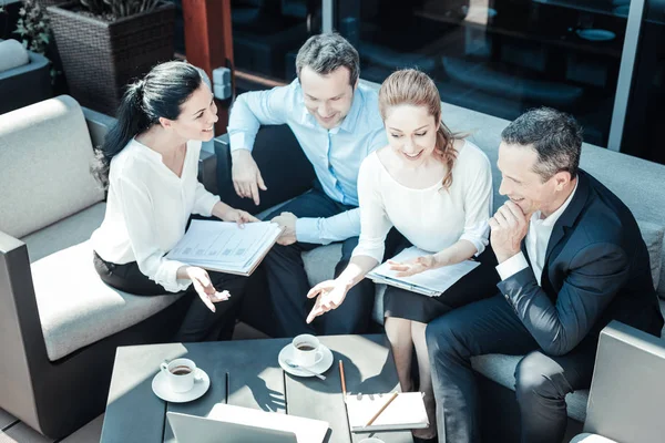 Amistosos colegas discutiendo su plan —  Fotos de Stock