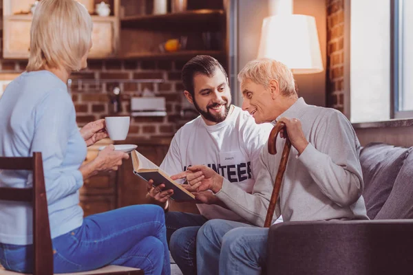 Innehåll volontär en bok för pensionärer — Stockfoto