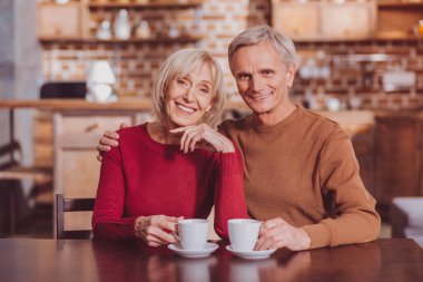 Mutlu eşlerin birlikte öğle yemeği