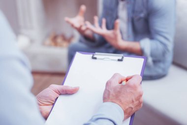 Önemli notlar yetenekli psikolog tarafından yapılan yakın çekim