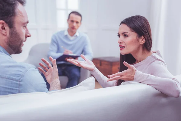 Nahaufnahme einer aufgeregten Frau im Gespräch mit ihrem Mann während eines Termins — Stockfoto