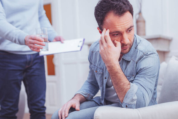 Портрет расстроенного человека, консультирующего психиатра
