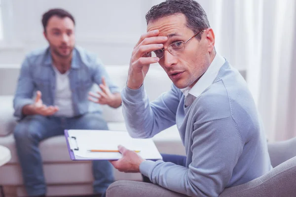 Retrato del psicólogo sorprendido tocándose la frente — Foto de Stock