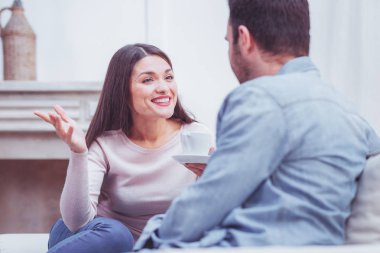 Pozitif çift duygusal konuşmayı