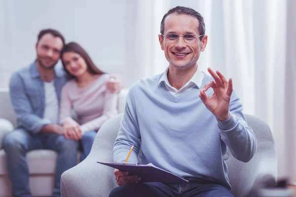 Glada psykolog att göra en cirkel med tummen och pekaren finger — Stockfoto