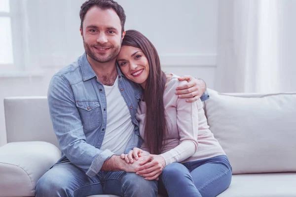 Schönes junges Paar, das zusammen glücklich ist — Stockfoto