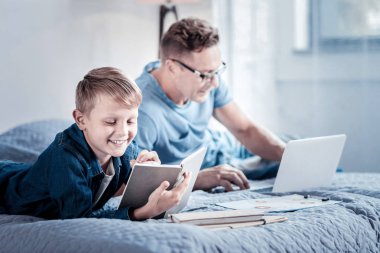 Yalan ve gönüllülük defter komik hoş çocuk.