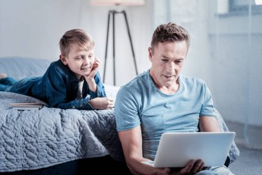 Yalan ve izlerken baktılar küçük çocuk iş babalar.