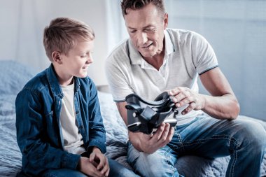 Holding ve Vr gözlük gösteren baktılar neşeli adam.