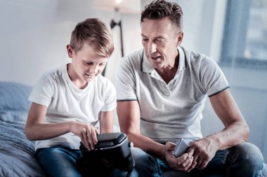 Oturma ve Vr gözlük bakan dikkatli baktılar çocuk.