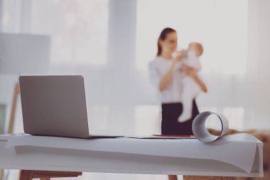 Gümüş modern dizüstü ofis masası ışık odada tutuyoruz