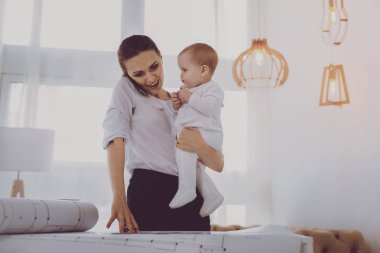 Genç Anne serbest kızı ile vakit ise telefonla konuşma