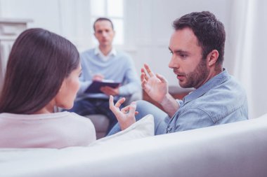 Duygusal çift ilişkiler psikolojik tedavi sırasında tartışıyor