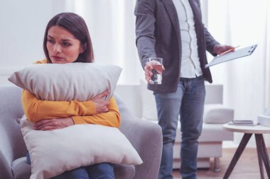 Psikolojik randevu sahip harap genç kadın