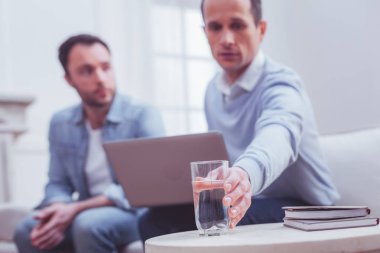 Cam su psikiyatristler el ile seçici odak