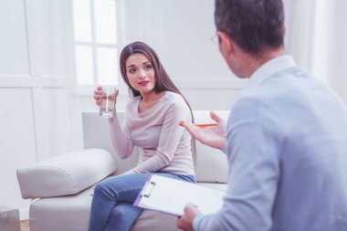 Genç Sevimli Kadın psikolog sürpriz ile bakıyor