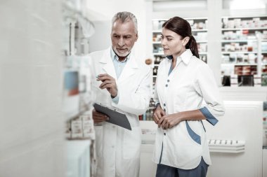 Sakallı sahibi iken işe yeni eczacı bazı talimatlar veren eczane