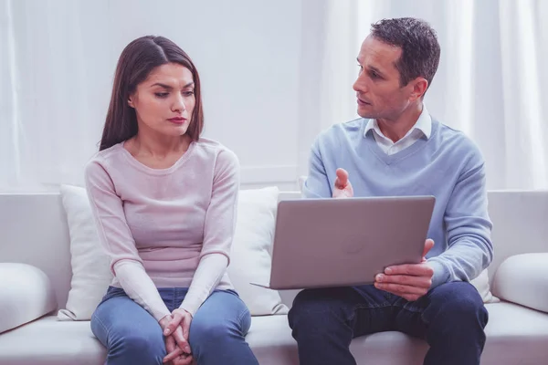 Mujer concentrada escuchando psicólogo — Foto de Stock