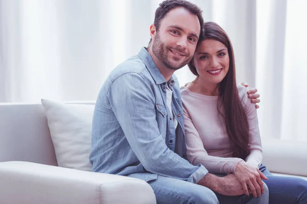 Retrato de pareja increíble expresando felicidad — Foto de Stock