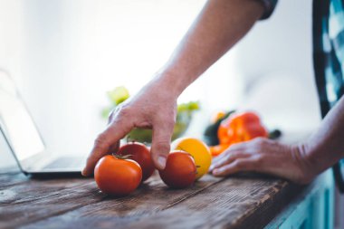 Güzel yakışıklı bir adam tarafından götürülüyor domates