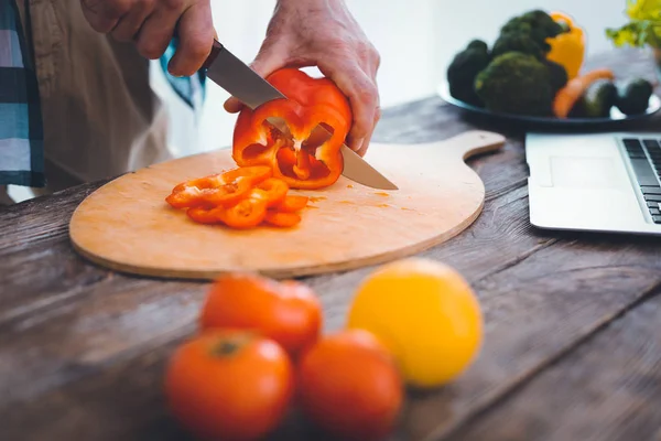 Primer plano de la pimienta roja que se corta — Foto de Stock