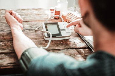 Güzel yetişkin adam acele belgili tanımlık düğme tonometer