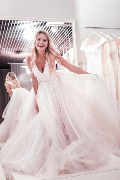 Pozitív boldog nő egy esküvői ruha állandó — Stock Fotó