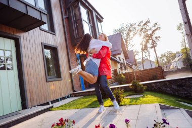 Güzel mutluluk pozitif adam kız arkadaşı holding