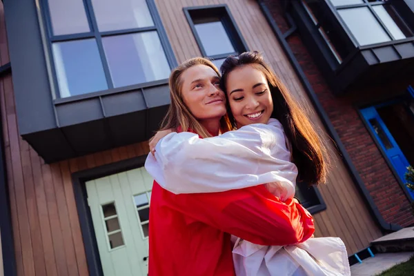 Låg vinkel av några glada positiva — Stockfoto