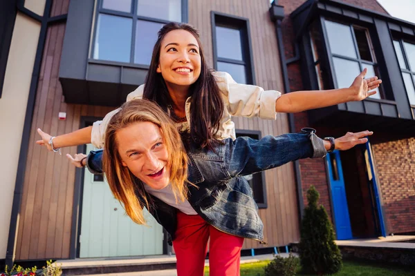 Positivo agradable pareja empezando a vivir juntos — Foto de Stock