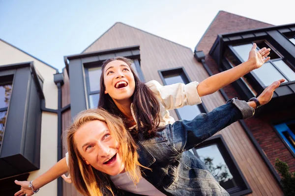 Feliz pareja casada mudándose a la nueva casa — Foto de Stock