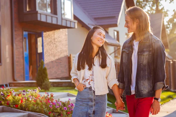 Trevligt trevligt par promenader i grannskapet — Stockfoto