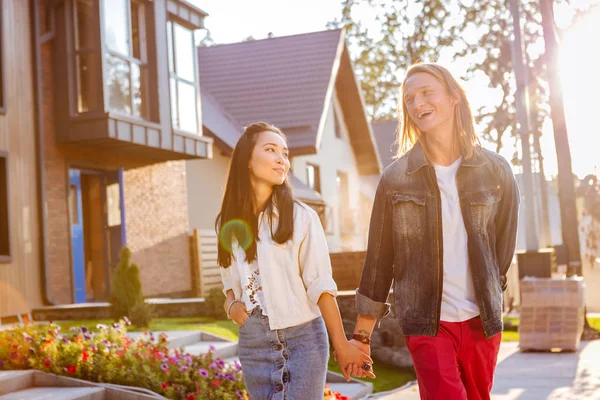 Sommerspaziergang Fröhliches Glückliches Paar Lacht Beim Gemeinsamen Spaziergang Auf Der — Stockfoto