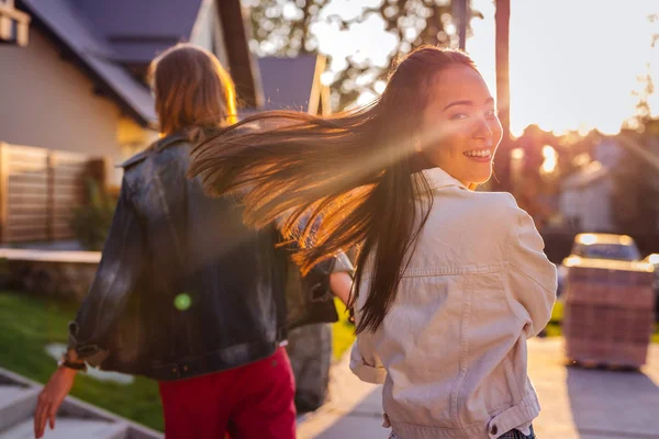 Positiv trevlig kvinna vänder sitt ansikte till dig — Stockfoto