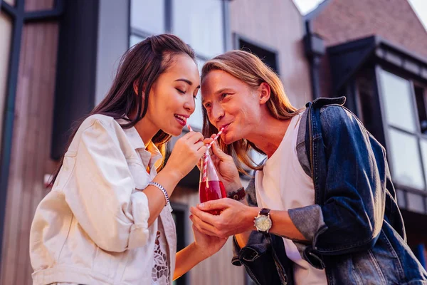 Momento Maravilloso Bonita Pareja Positiva Bebiendo Jugo Juntos Mientras Tienen — Foto de Stock