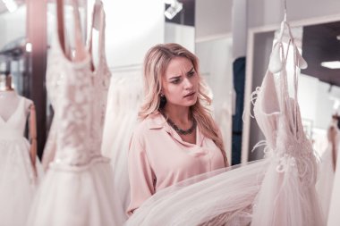 Hoş ciddi kadın elbise arıyor