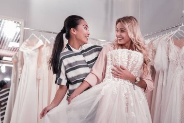 Neşeli genç kadınları düğün butik olan
