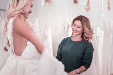 Kızına gülümseyen mutlu pozitif kadın