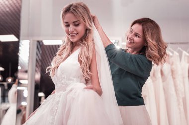 Mutlu iyi görünümlü kadın üzerinde bir örtü koyarak
