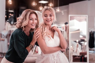 Güzel hoş anne ve kızı düğün butik olmak