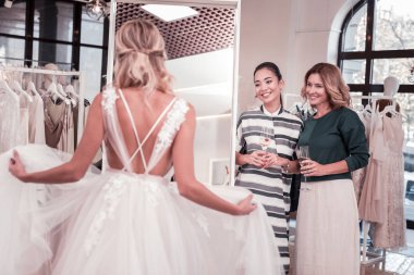 Neşeli pozitif kadın geline arıyor