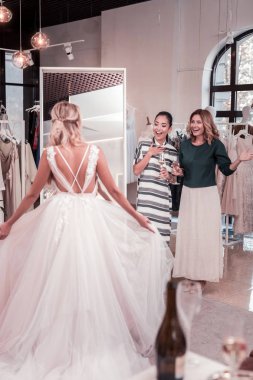 Güzel neşeli nedime ve geline arayan anne